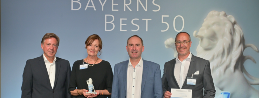 Ernst Steuger, Geschäftsführer der Nürnberger Wach- und Schließgesellschaft (NWS), und Ellen Heutling, Prokuristin und Leiterin Marketing und Vertrieb, nehmen die Auszeichnung "Bayerns Best 50" von Bayerns Wirtschaftsminister Hubert Aiwanger entgegen.