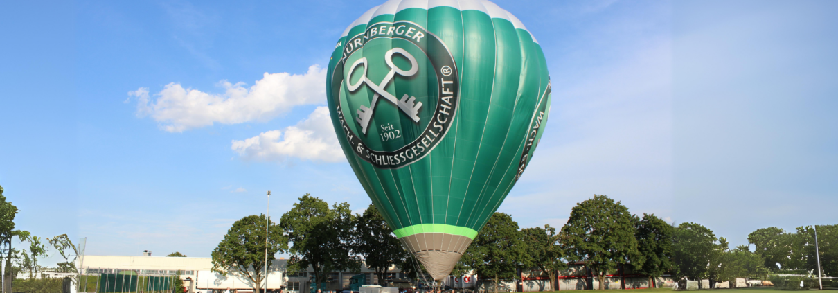 Feierliche Zeremonie: Der neue Heißluftballon der NWS wird getauft. Ein Symbol für Innovation und Gemeinschaft.