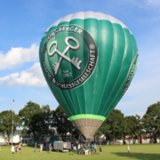 Feierliche Zeremonie: Der neue Heißluftballon der NWS wird getauft. Ein Symbol für Innovation und Gemeinschaft.