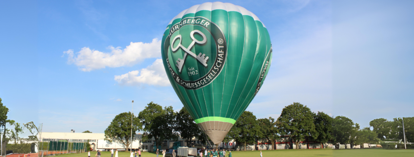 Feierliche Zeremonie: Der neue Heißluftballon der NWS wird getauft. Ein Symbol für Innovation und Gemeinschaft.